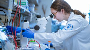 A researcher in an MSK lab.