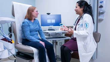 A doctor talks to a patient about the world-class pancreatic cancer care she is receiving at MSK.